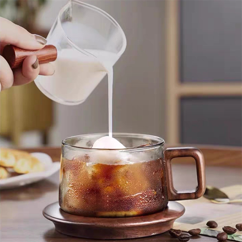 كوب قهوة زجاجي مع صينية خشبية  - مراجعة Coffee Tea Latte وسعره